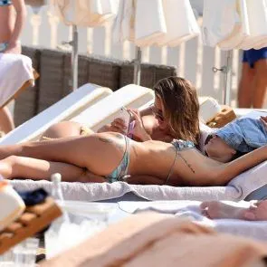 సన్‌బెడ్‌లో బికినీలో మాగీ క్యూ