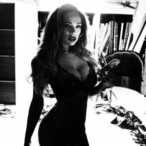 Деколте Ерица Мена