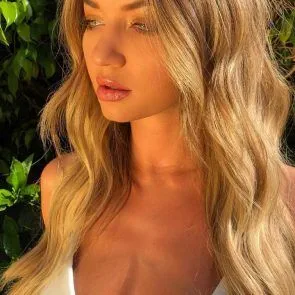 Erika Costell fierbinte cu sunlingt