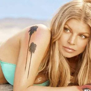 Fergie blauer Bikini