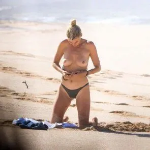 கெல்லி ரோஹர்பாக் நிர்வாண மார்பகங்கள்