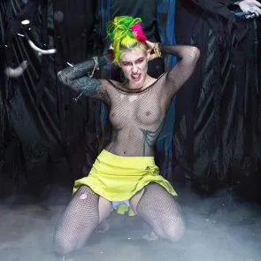 Comic Girl 19 nackte Brüste