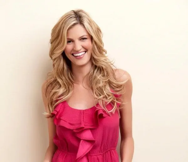 Erin Andrews sexy em blusa rosa