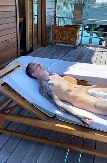 Nathan Schwandt mulkku peitetty pyyhkeellä