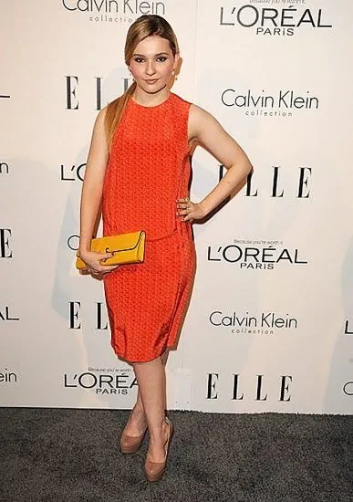 Abigail Breslin naakt benen