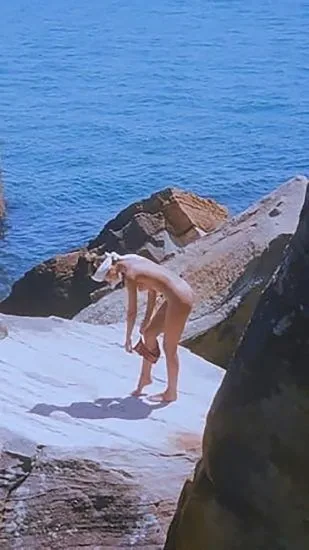 Sarah Ellen khỏa thân đít