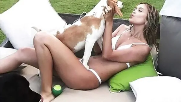 Sarah Ellen trong bộ bikini