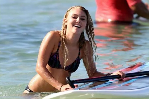 Fotografie bikin AnnaSophia Robb na palubě surfu
