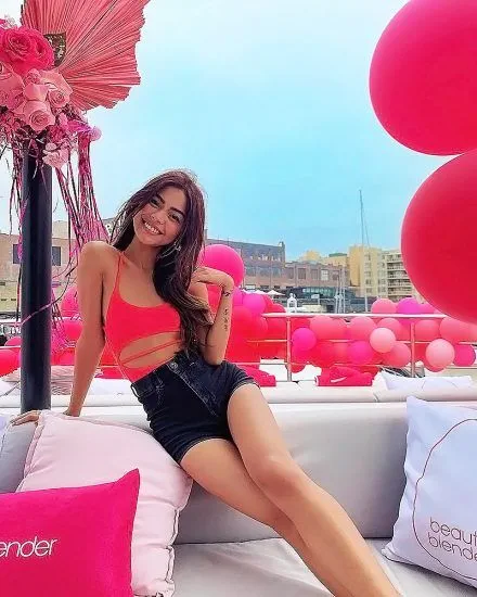 Lily Maymac nagie nogi