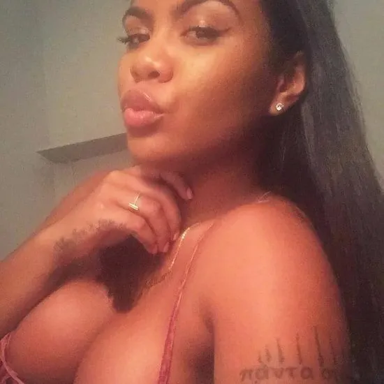 Тейлор Хін просочився оголеною