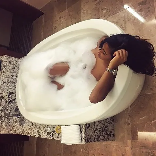 Оголена Тейлор Хінг у ванній