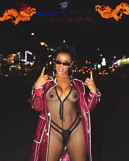 Тейлор Хін голий