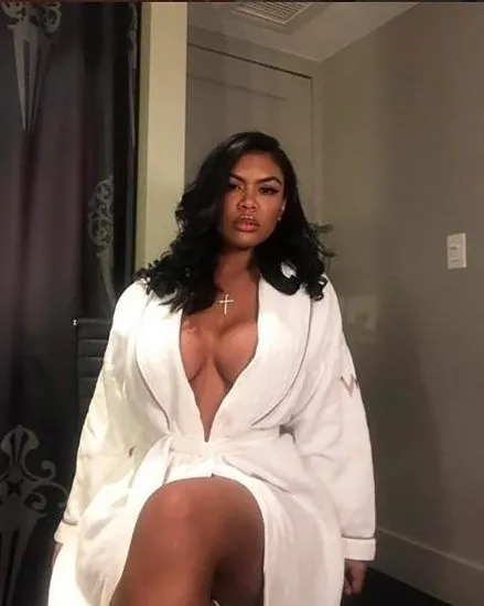 Оголена сиськи Тейлор Хінг