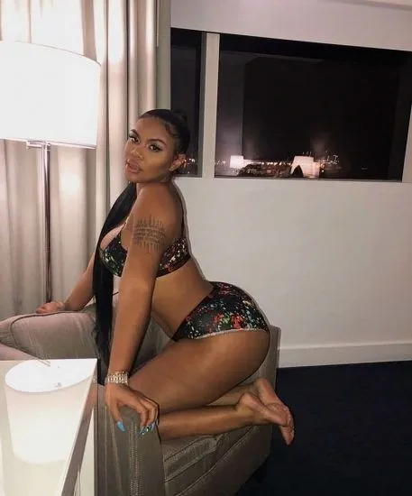 Оголена попка Тейлор Хінг