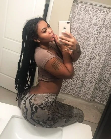 Оголена приклад Тейлор Хін