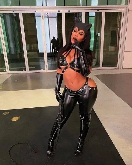 Оголений живіт Тейлор Хінг