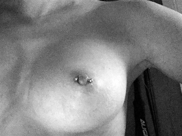 Zara Larsson telanjang menusuk puting