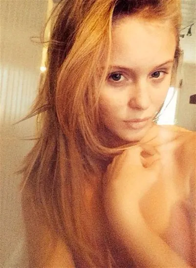 Zara Larsson selfie telanjang