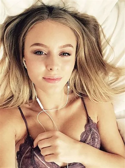 Zara Larsson telanjang di tempat tidur