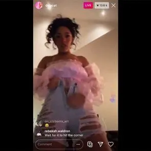 Doja Mačka se gola svlači