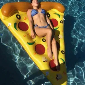 pantat musim dingin ariel dalam bikini