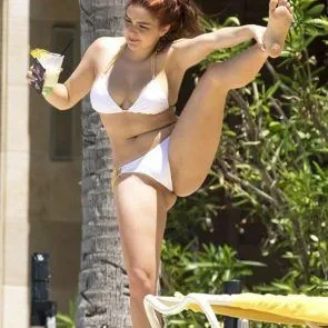 ariel winter menunjukkan pantatnya dalam balutan bikini one piece