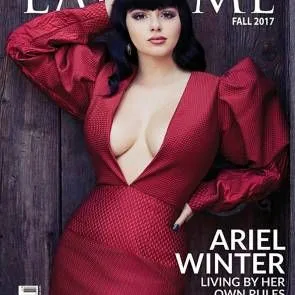 Payudara Ariel Winter di belahan dada yang dalam