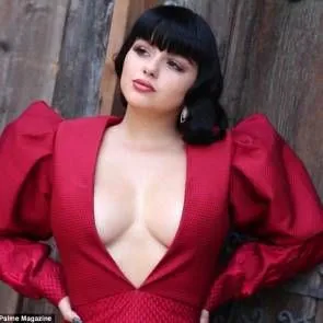 Payudara Ariel Winter dalam belahan dada yang dalam