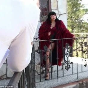 Ariel Winter berbaring di pohon