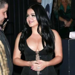 Belahan Ariel Winter dalam gaun hitam
