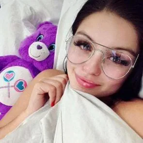Ariel Winter di tempat tidur