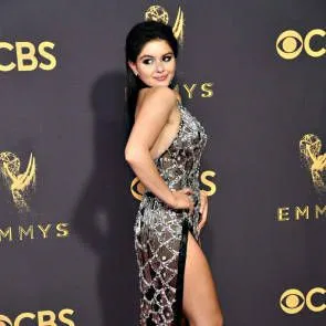 Ariel Winter berpose seksi