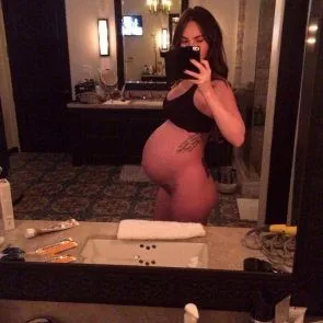 Selfie completamente desnuda de Megan Fox con barriga prego
