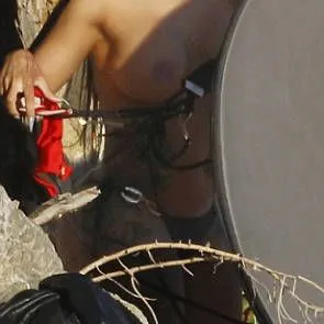 舞台裏でのブラック・チャイナのヌードおっぱい