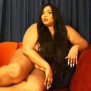 Lizzo naken poserar för instagram