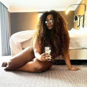 Lizzo naken spegel selfie