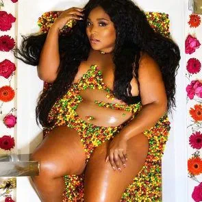 lizzo i badkaret fullt av godis