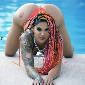 Pantat bogel Katie Forbes di tepi kolam renang