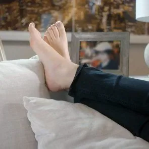 Mary Mouser suelas nude