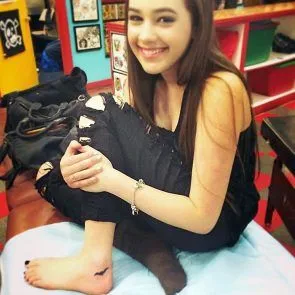 Mary Mouser pies desnudos