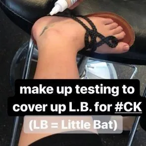 Mary Mouser piernas desnudas