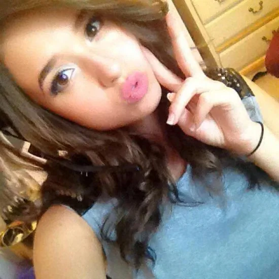 Pokimane pozuje podczas transmisji