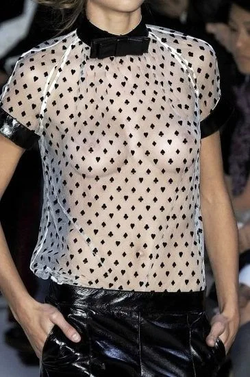 Izabel Goulart oben ohne auf der Landebahn