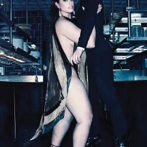 Ashley Graham i sexy undertøy som løfter en fyr