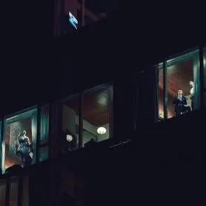 Ashley Graham sexy på vinduet