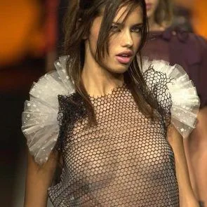 Adriana Lima w prześwitujące cycki