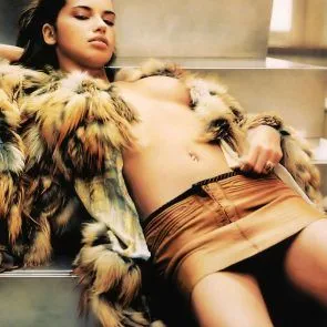Adriana Lima topless i spódnica