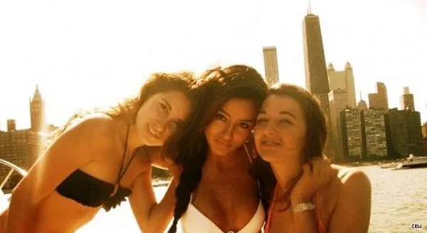 Selfie de bikini sexy de Chloe Bennett