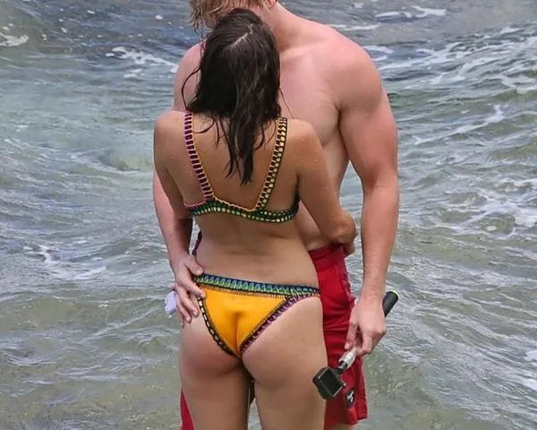 Bikini groc de Chloe Bennett