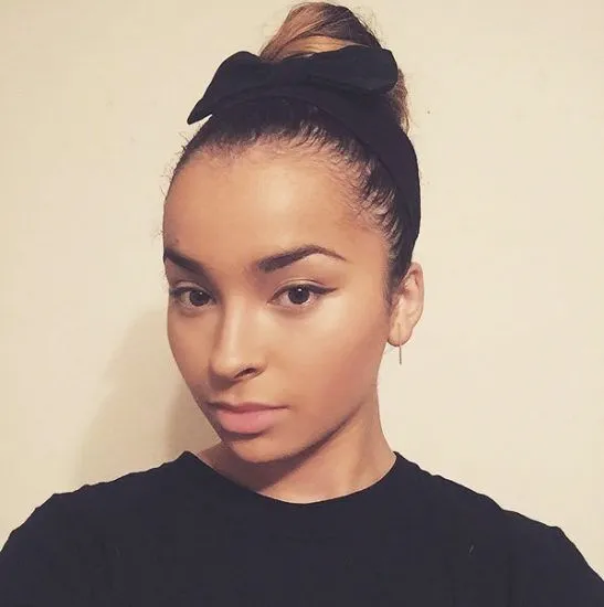 エラ・エアのセクシーな顔を間近で見る